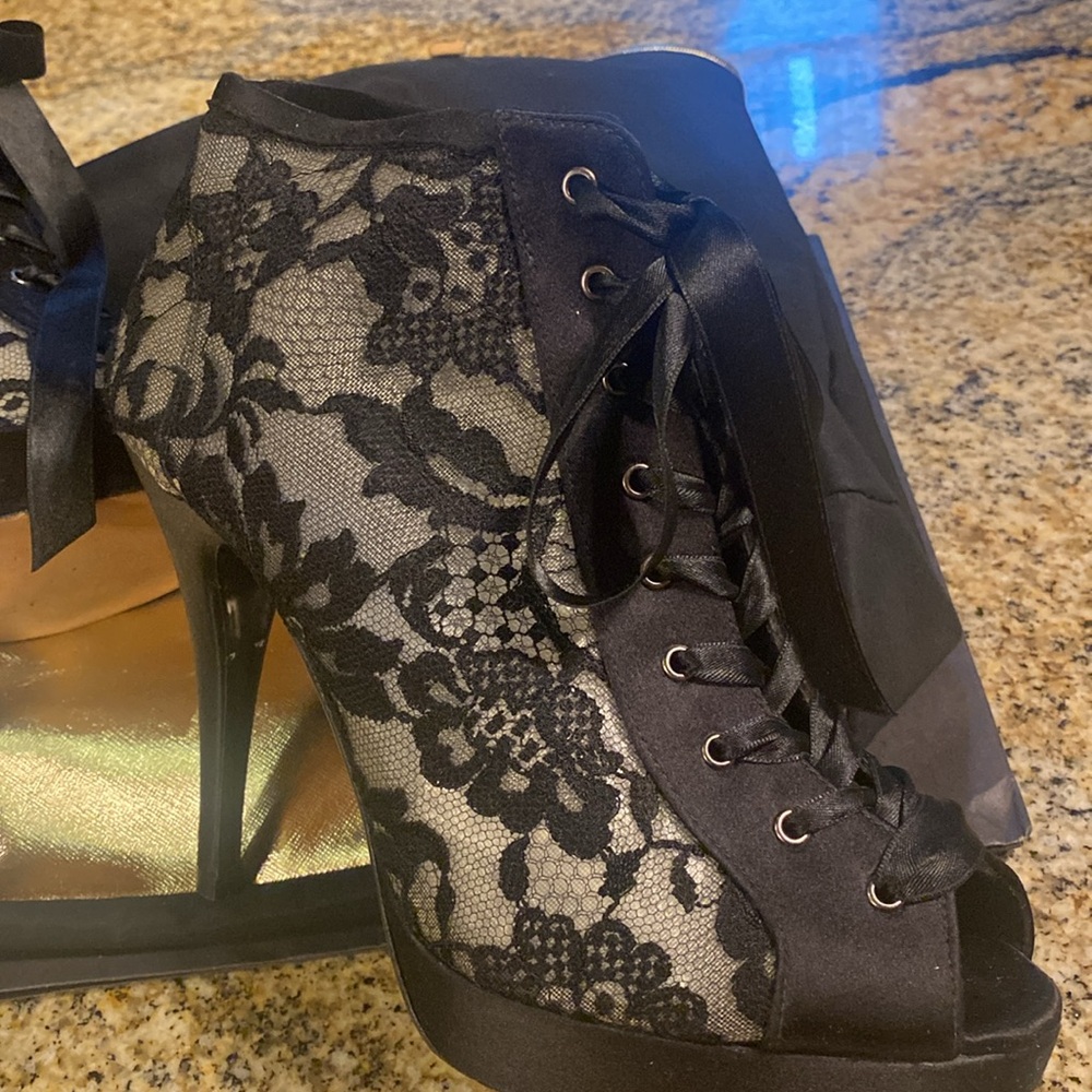 Stuart Weitzman - Picture 5 of 16